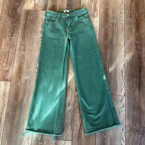 ZGY Zee Gee Why Sweeper Wide Leg Flare Jeans Green Raw Hem Size 26